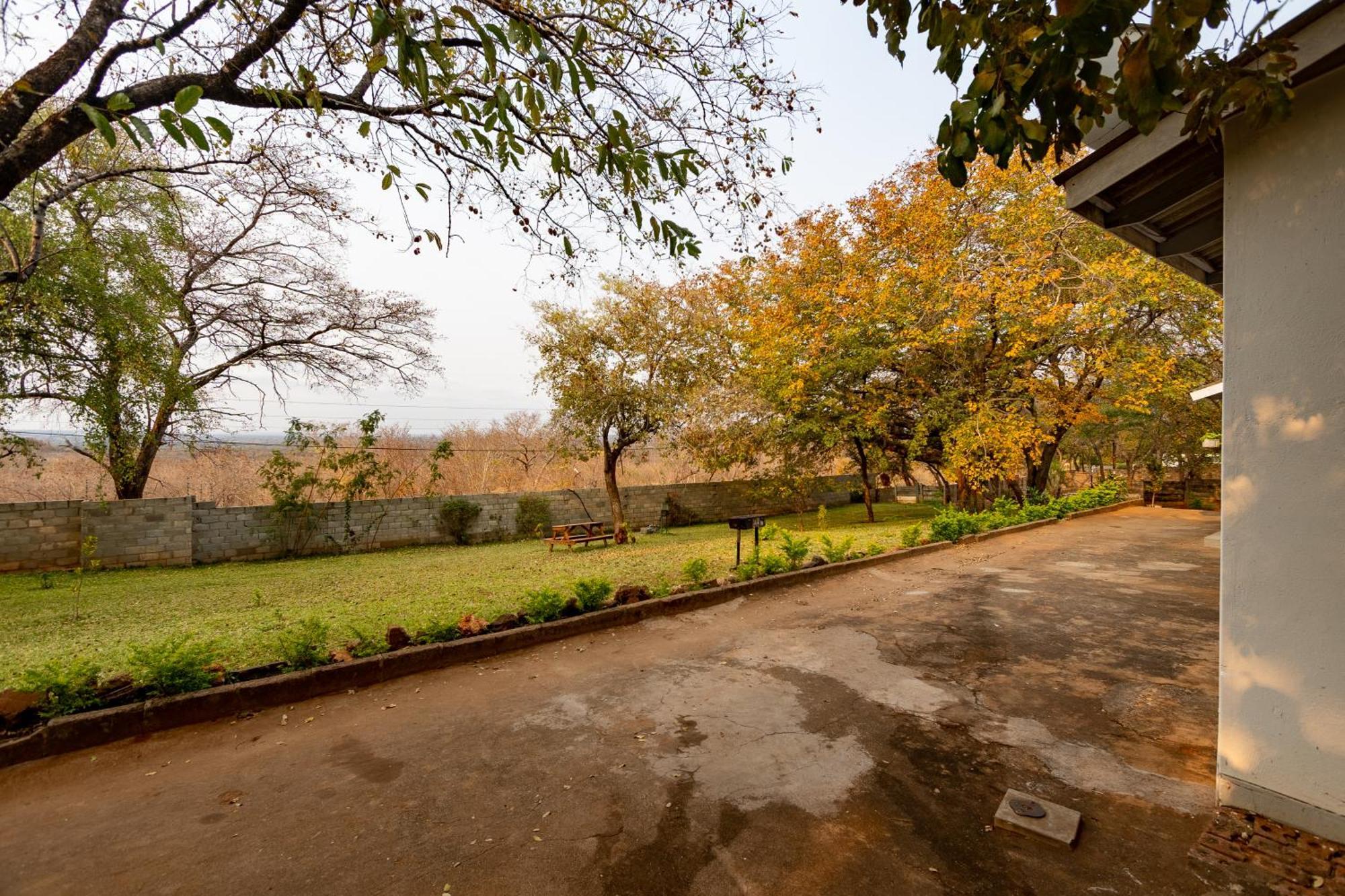 Wood Road Guest Lodge Вікторія-Фоллс Екстер'єр фото